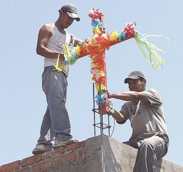 Albañiles celebran con fe y tradición en el Día de la Santa Cruz